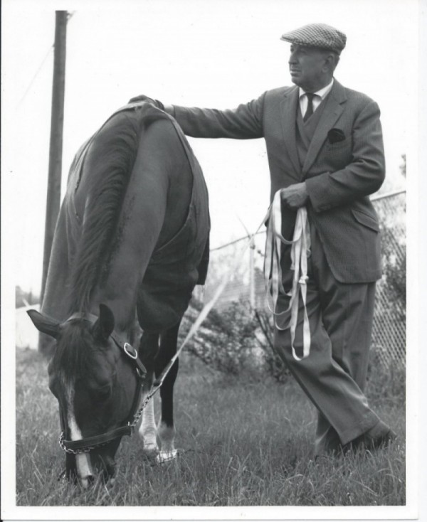 Grazing With Trainer Horatio Luro Burns Canadian Horse Racing Hall grazing-with-trainer-horatio-luro-burns-canadian-horse-racing-hall